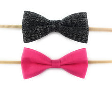 Charger l'image dans la galerie, Baby Wisp - Bandeau nœud smoking en tissu - Noir Fuschia (3-12 mois)
