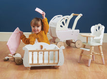 Charger l&#39;image dans la galerie, Le Toy Van - Lit bébé et berceau pour poupée traîneau