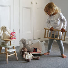 Charger l&#39;image dans la galerie, Le Toy Van - Lit bébé et berceau pour poupée traîneau